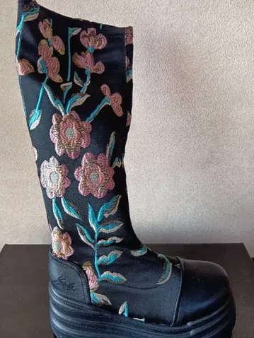 Youske 플라워 자수 롱 부츠