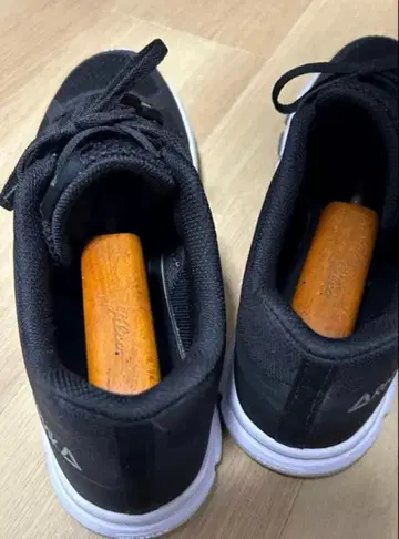 리복 블랙 스니커즈