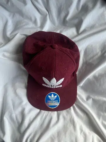 adidas 버건디 스냅백 캡
