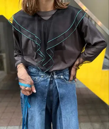 시어 배색 스티치 튤 프릴 블라우스