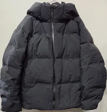블랙 후드 부착 다운 자켓