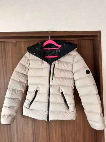 MONCLER 후드 부착 베이지 다운 자켓