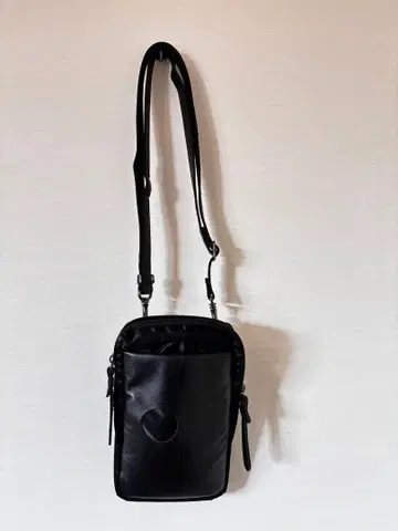 센소유니코 지우의 블랙 숄더백 조정 가능 스트랩