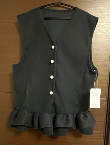 펄 버튼 밑단 프릴 베스트