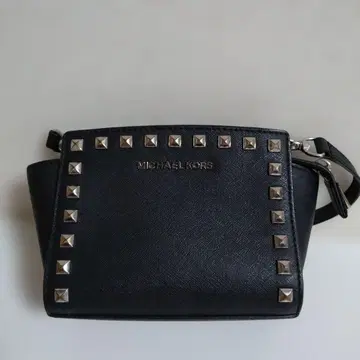 마이클코어스 숄더백 블랙 스터드