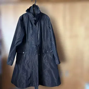 프릴 달린 블랙 롱 코트