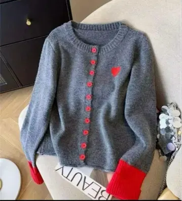 그레이와 빨간색 버튼이 달린 가디건, 하트 원포인트 포함