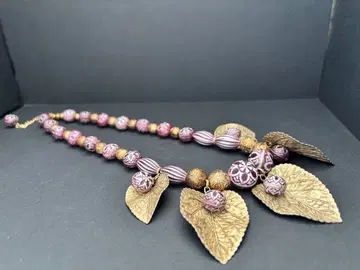 나뭇잎 모티브 목걸이 보라색 계열 빈티지 러스트릭