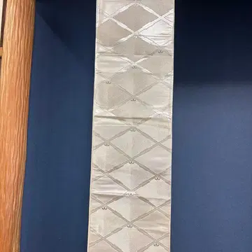 은색 다이아몬드 무늬의 후쿠로 오비