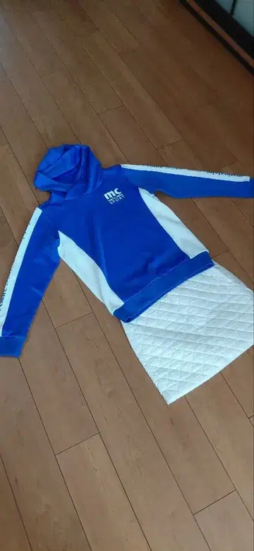 마리끌레르 스포츠 후드 부착 골프 웨어와 충전솜 스커트