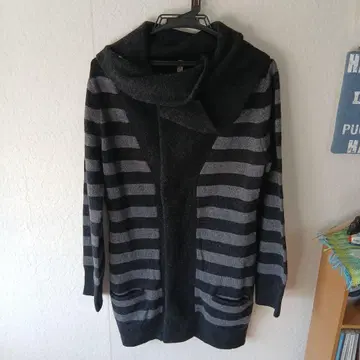 그레이와 블랙 스트라이프 니트 가디건