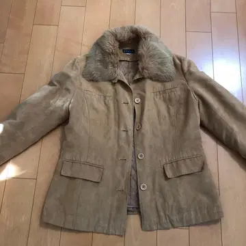 퍼 카라 부착 베이지 스웨이드 자켓