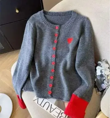새상품! 그레이/레드 버튼 달린 가디건 하트 원포인트 포함