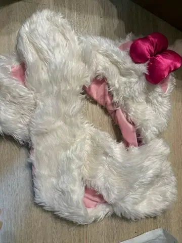 귀 달린 퍼 모자 화이트와 핑크 마리