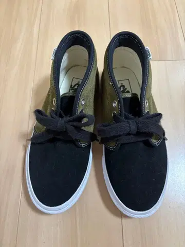 VANS 블랙/올리브 하이컷 스니커즈