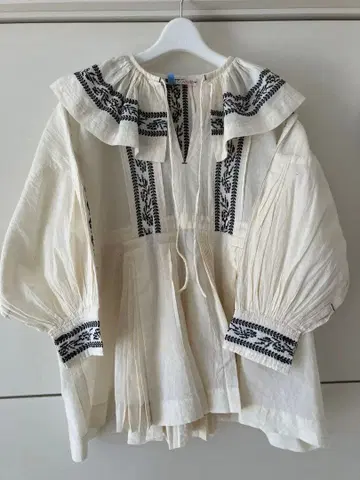 새상품급 TOWAVASE 트와바즈 블라우스