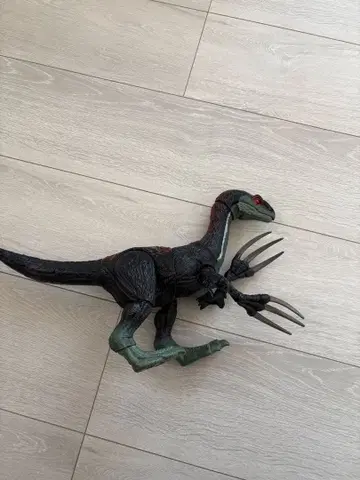 랩터 피규어 블랙과 그린