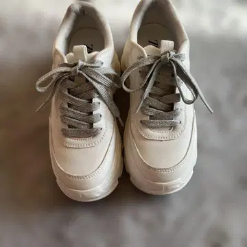 화이트 통굽 스니커즈