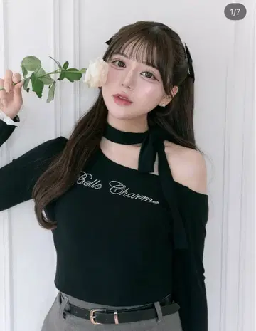 Belle Charme 오프숄더 긴팔 니트 큐빅 로고 리본 T