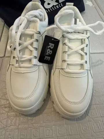 R &E 통굽 스니커즈