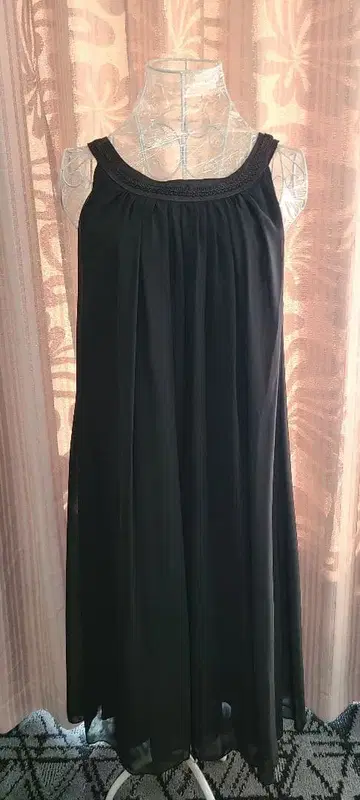 블랙 슬리브리스 무릎 기장 원피스