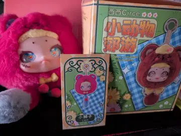 빨간색 사자의 봉제 인형과 카드