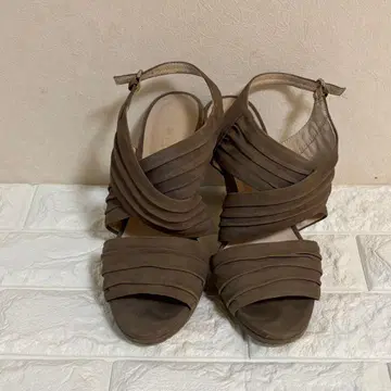 브라운 스트랩 샌들