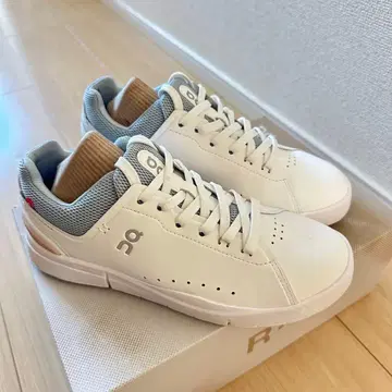 [ 새상품급 ] On THE ROGER Advantage 온 스니커즈