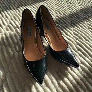 블랙 에나멜 하이힐 펌프스