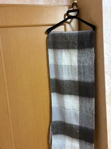 그레이 계열 체크 무늬 머플러