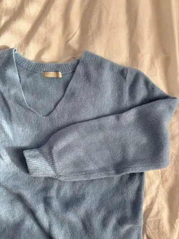 l'armoire de luxe 라이트 블루 V넥 니트 스웨터 긴팔