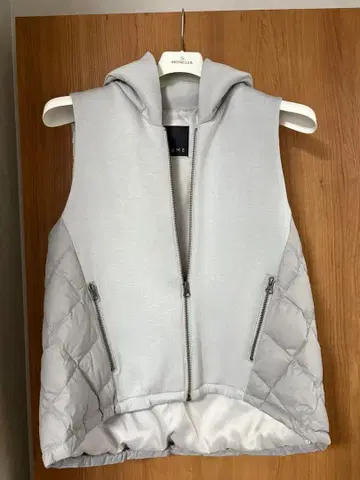 후드 부착 그레이 퀼팅 베스트