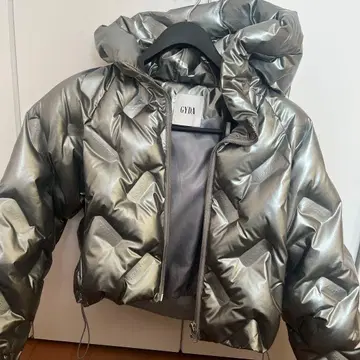 GYDA 실버 후드 부착 다운 자켓