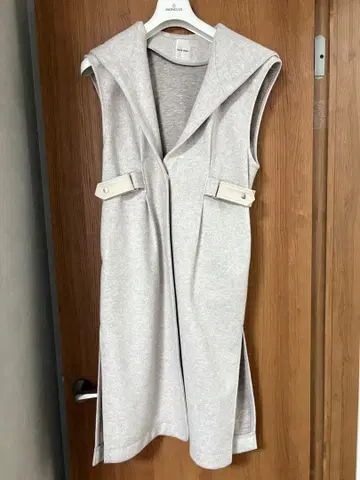 후드 부착 그레이 롱 베스트