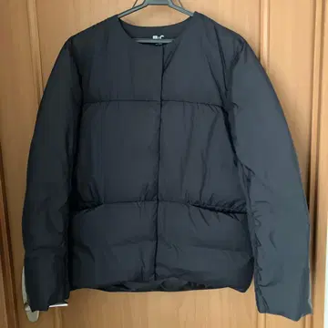 새상품급 유니클로C 노카라 라이트 다운 자켓 블랙 M 사이즈