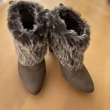 퍼 달린 브라운 부츠