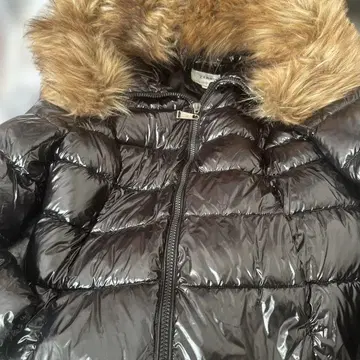 퍼 달린 블랙 다운 재킷