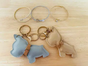 개 모양 가죽 키링과 팔찌 세트