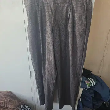 유니클로 체크 무늬 다크 브라운 슬랙스