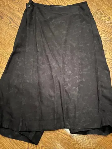 블랙 플레어 스커트 버튼 포함