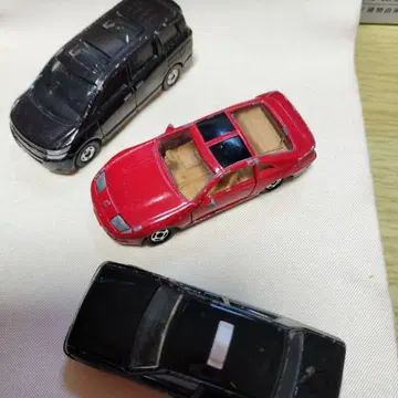 빨간색과 검은색 미니카 세트