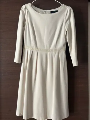 UNTITLED 베이지 긴팔 무릎 기장 원피스