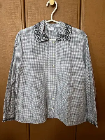 PAR ICI 코드 꽃 자수 핀턱 블라우스 체크 무늬