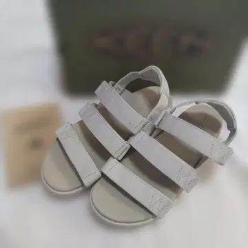 새상품 KEEN 킨 샌들 ELLE STRAPPY 24.5cm