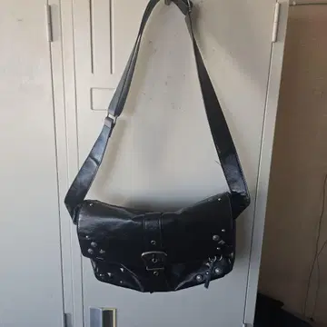 ZARA 스터드 장식 블랙 숄더백