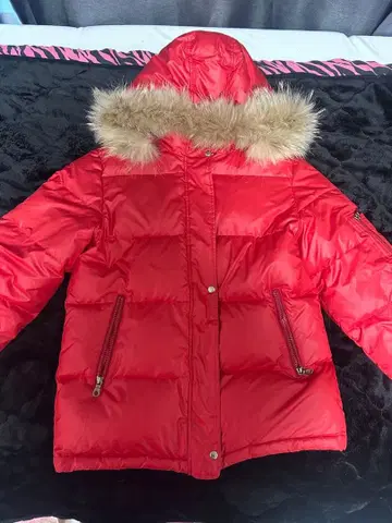 빨간 레드 퍼(fur) 부착 다운 자켓