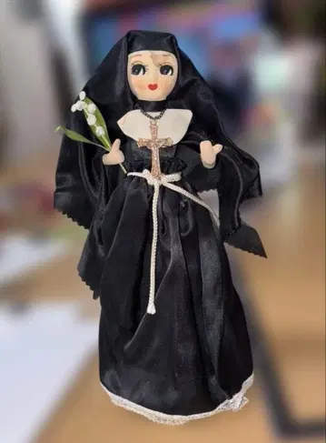 앤티크 수녀 인형입니다. 수녀 피규어 블랙 쇼와 레트로