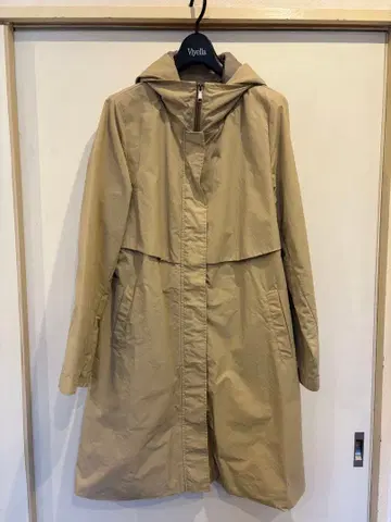 베이지 후드 부착 트렌치코트