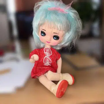 쇼와 레트로 포즈 인형 앤티크 빨간색 드레스의 스카이블루 머리 인형
