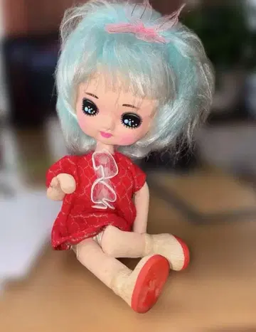 쇼와 레트로 포즈 인형 앤티크 빨간색 드레스의 스카이블루 머리 인형